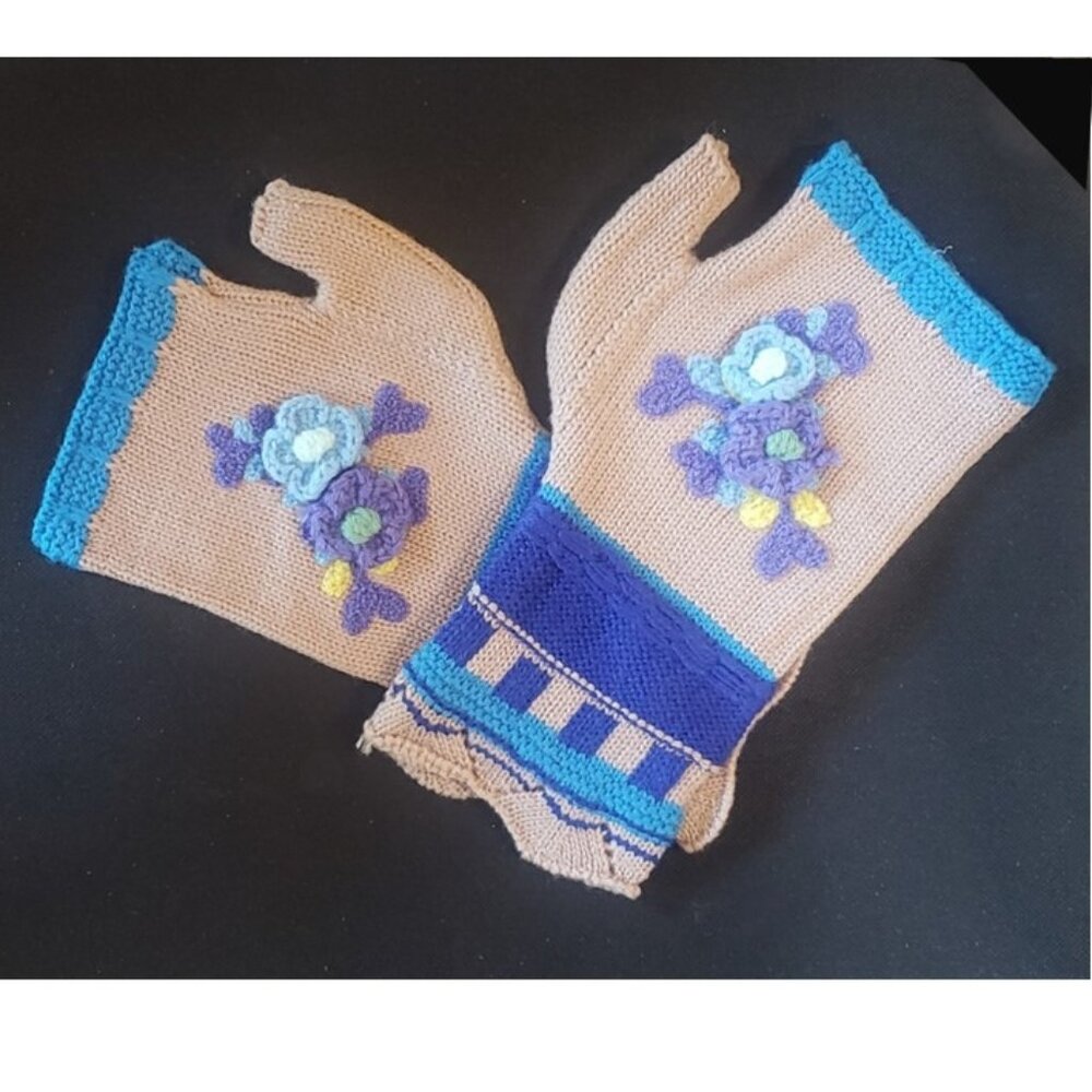NWOT Fingerless Gloves with Crochet Flowers - Picture 5 of 5